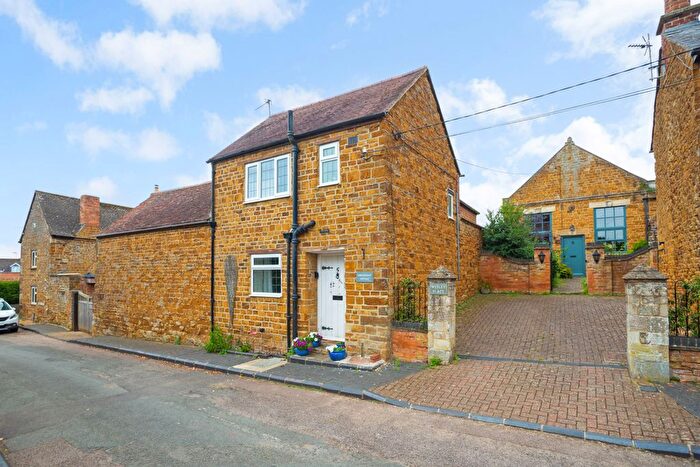 2 Bedroom Cottage For Sale In Church Street, Deddington, OX15