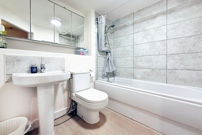 2 Bedroom Flat For Sale In Addington Avenue, Milton Keynes, Buckinghamshire, MK12