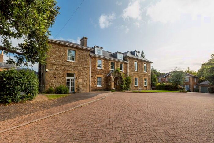 2 Bedroom Flat To Rent In Holly Bush Lane, Sevenoaks, TN13