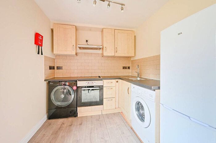 2 Bedroom Flat To Rent In Beardsley Way, Acton, London, W3