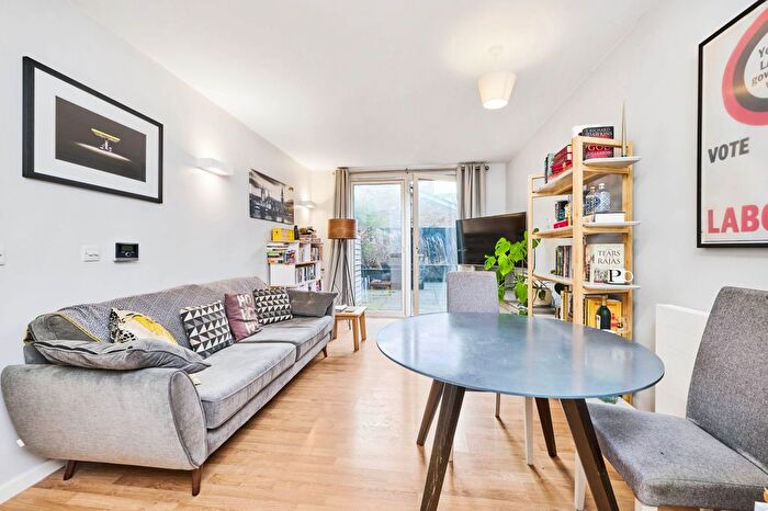 1 Bedroom Flat For Sale In Mountearl Gardens, London, SW16
