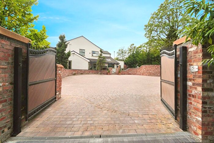 4 Bedroom Semi-detached House For Sale In Stoneclough Road, Kearsley, Bolton, Greater Manchester, BL4