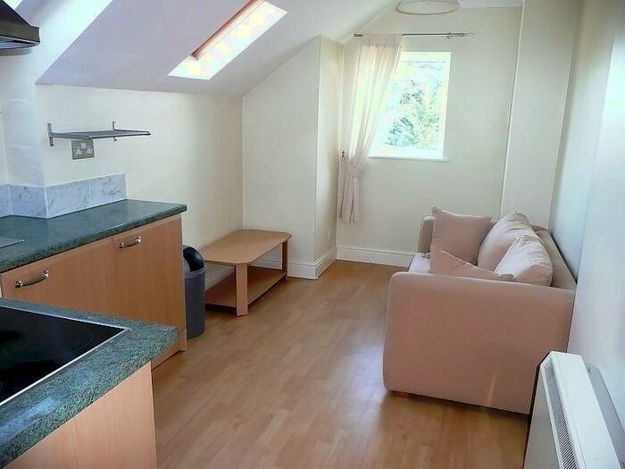 1 Bedroom Apartment To Rent In Russell Street, Reading, RG1