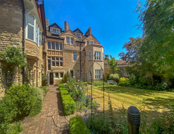 2 Bedroom Apartment To Rent In Charter Place, Church Green, Witney, Oxfordshire, OX28