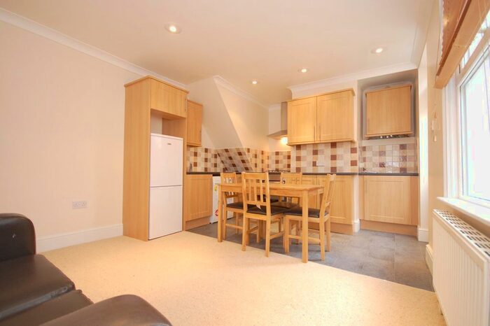 3 Bedroom Flat To Rent In Sellincourt Road, London, SW17