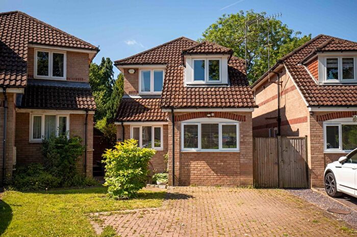4 Bedroom Detached House For Sale In Tinsley Close, Crawley, RH10