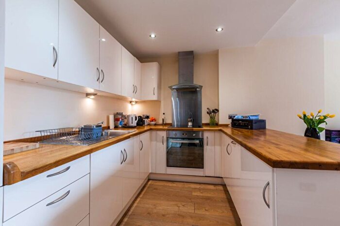 2 Bedroom Flat To Rent In Dron House, Adelina Grove, Whitechapel, London, E1