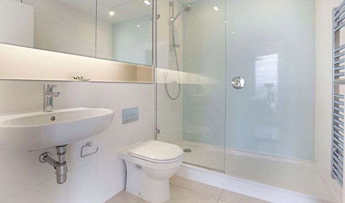 2 Bedroom Flat To Rent In Walworth Road, Elephant And Castle, London, SE1