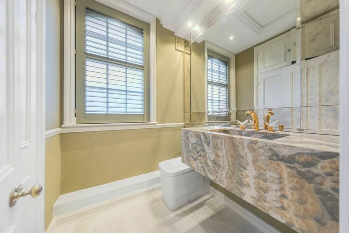 2 Bedroom Flat To Rent In Cadogan Square, Sloane Square, London, SW1X