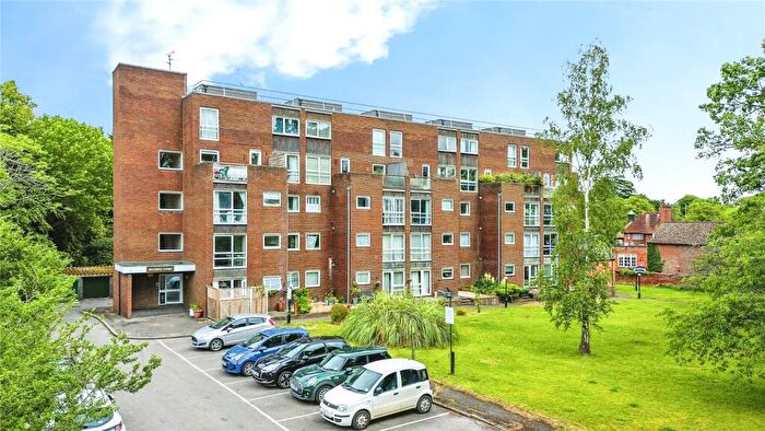 2 Bedroom Apartment For Sale In Bath Road, Reading, Berkshire, RG30