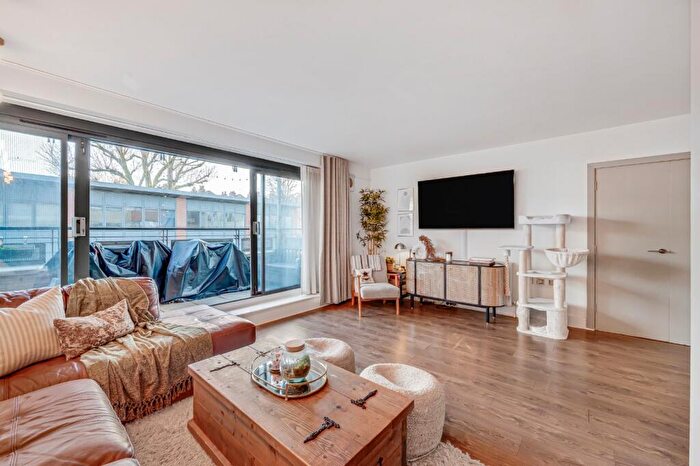 2 Bedroom Flat For Sale In Manor Gardens, London, N7
