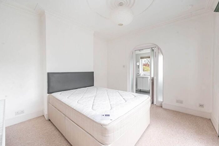 2 Bedroom Flat To Rent In Walm Lane, Willesden Green, London, NW2