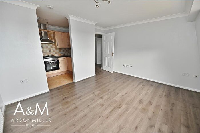 2 Bedroom Flat To Rent In New North Road, Hainault, IG6