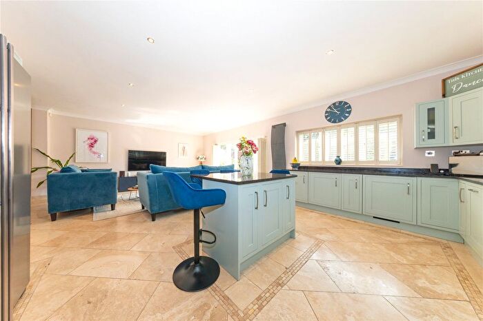4 Bedroom Bungalow For Sale In Ryecroft Way, Luton, Bedfordshire, LU2