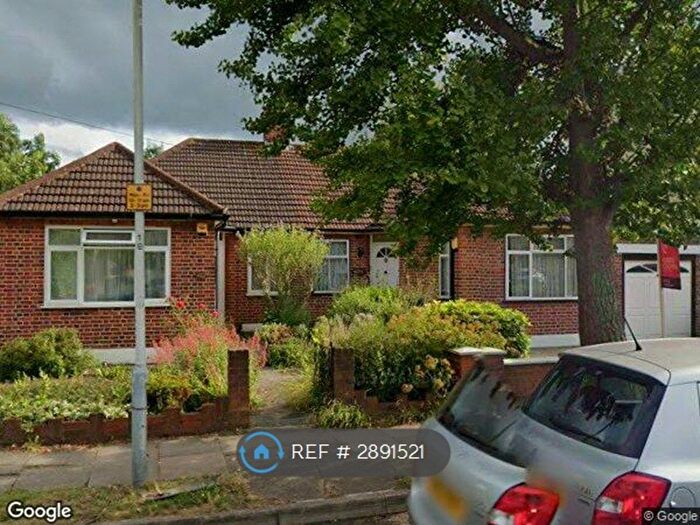 2 Bedroom Bungalow To Rent In North View, Pinner, HA5