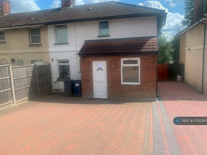 4 Bedroom End Of Terrace House To Rent In Mays Lane, Barnet, EN5