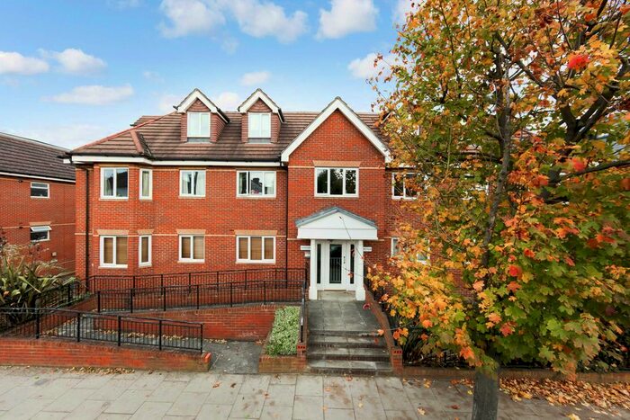 2 Bedroom Flat To Rent In Dukes Avenue, New Malden, KT3