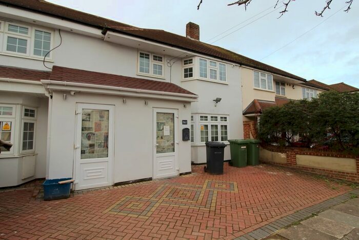 3 Bedroom Flat To Rent In Hanover Gardens, Ilford, IG6
