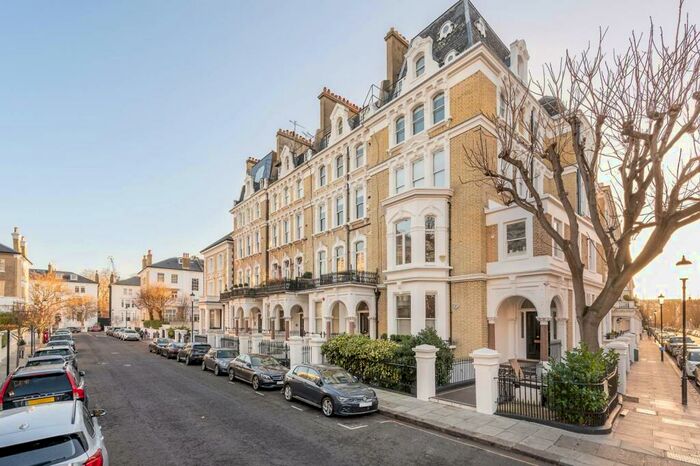 3 Bedroom Flat To Rent In Redcliffe Square, Chelsea, London, SW10