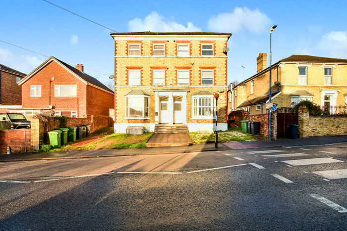 2 Bedroom Flat To Rent In Boxley Road, Penenden Heath, Maidstone, Kent, ME14