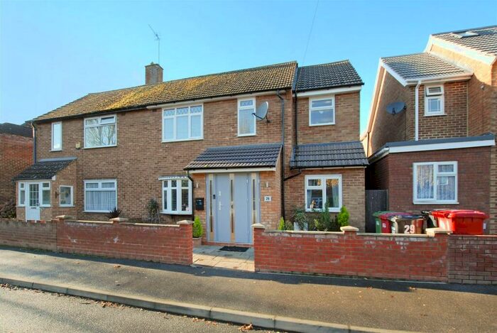 4 Bedroom Semi-Detached House To Rent In Hawthorne Crescent, Slough, Berkshire, SL1