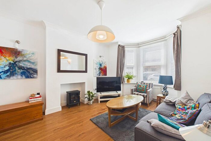2 Bedroom Flat To Rent In Grove Road, Windsor, Berkshire, SL4