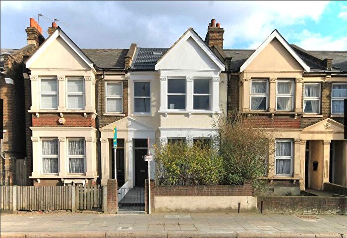 4 Bedroom Flat For Sale In Horn Lane, London, W3