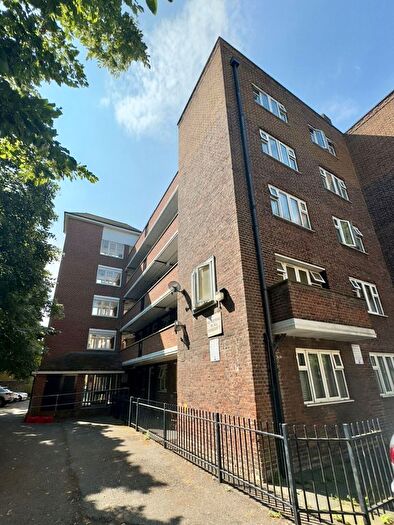 3 Bedroom Flat To Rent In Stockwell Gardens Estate, London, SW9