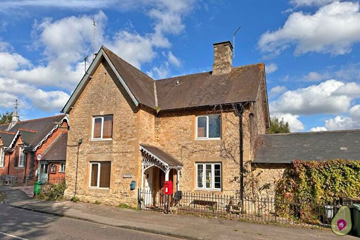 3 Bedroom Maisonette For Sale In Heyford Road, Middleton Stoney, Bicester, Oxfordshire, OX25