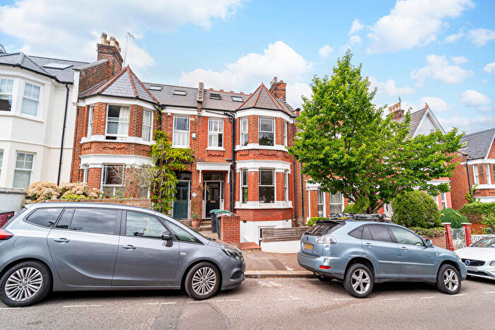 2 Bedroom Apartment For Sale In Glasslyn Road, Crouch End, N8