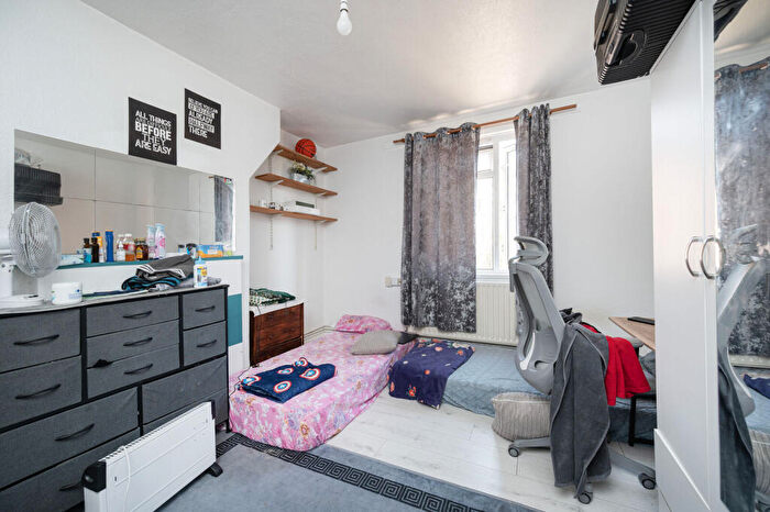 2 Bedroom Flat For Sale In Nestor House, Old Bethnal Green Road, Bethnal Green, London, E2