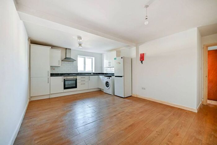 2 Bedroom Flat To Rent In Woking, Surrey, Woking, GU21