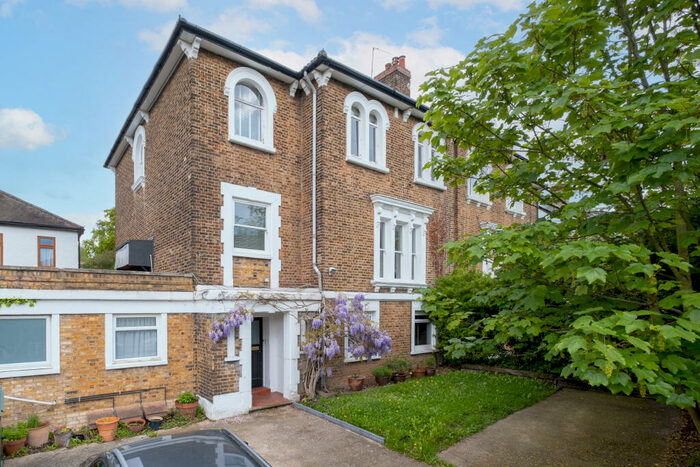 3 Bedroom Flat To Rent In Auckland Hill, West Norwood, SE27