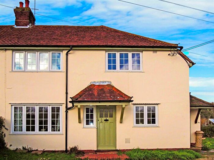 1 Bedroom Flat To Rent In Dark Lane, Puttenham, GU3