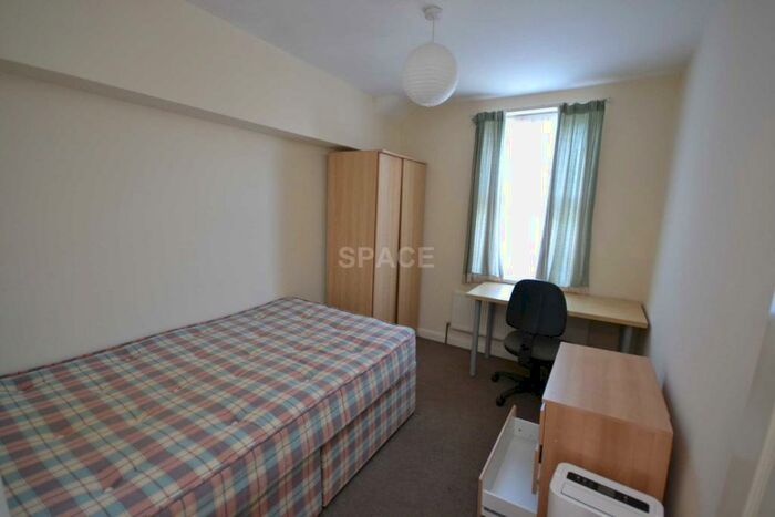 6 Bedroom Terraced House To Rent In Bishops Road, Reading, Berkshire, RG6