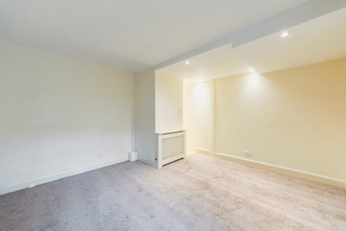 2 Bedroom Flat To Rent In Ifield Road, Earls Court, SW10