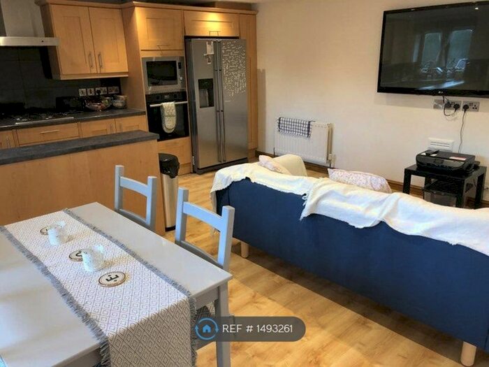 3 Bedroom Flat To Rent In Everdale Court, London, N2