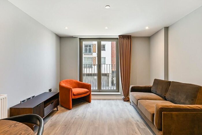 3 Bedroom Flat To Rent In Joyce Newman House, SE1