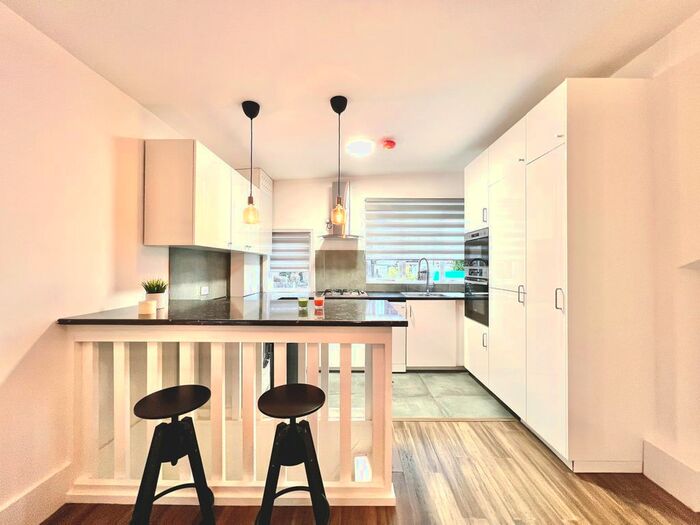 2 Bedroom Flat To Rent In Albert Road, London, NW4