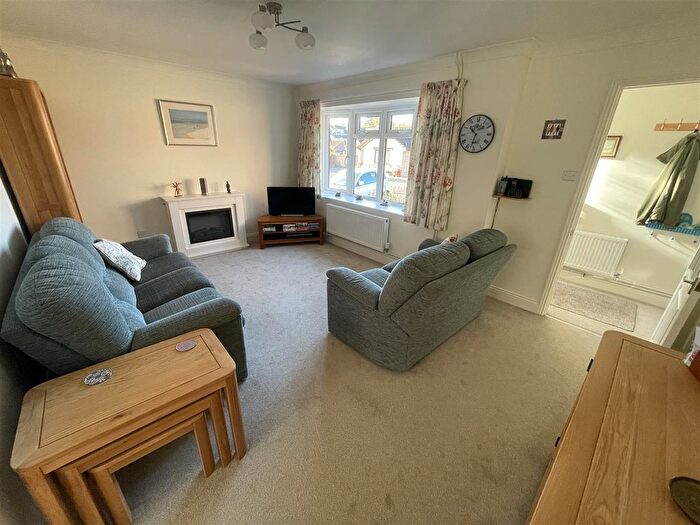 2 Bedroom Detached Bungalow For Sale In Maple Drive, Crewkerne, TA18