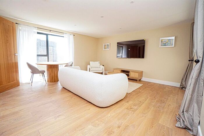 1 Bedroom Flat For Sale In White Rock, Hastings, TN34