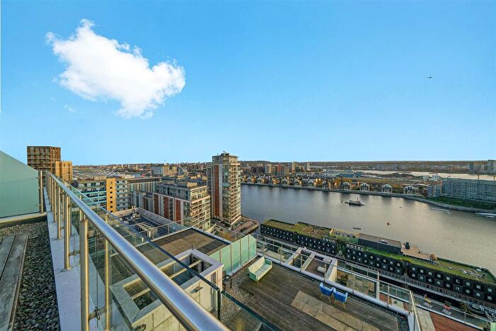 3 Bedroom Flat To Rent In The Oxygen Apartments, Royal Victoria Dock, E16