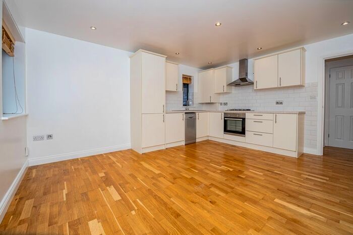 1 Bedroom Flat To Rent In Court View, Whippendell Road, Watford, WD18