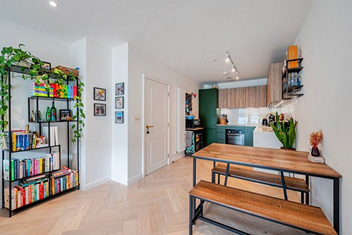 3 Bedroom Flat For Sale In Cross Lane, London, N8