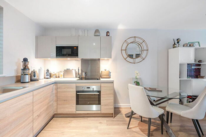 2 Bedroom Apartment For Sale In Pioneer Court, E16