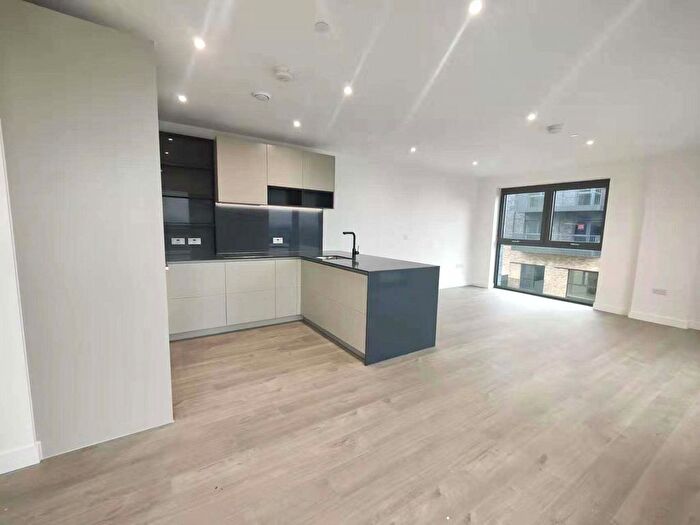 3 Bedroom Flat To Rent In Anax Street, London, N4