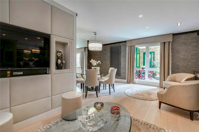 2 Bedroom Flat To Rent In Warwick Road, Kensington And Chelsea, London, W14