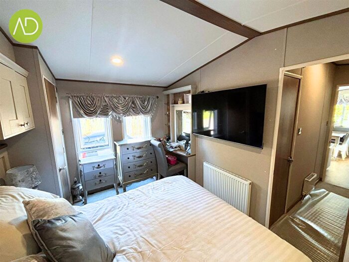 2 Bedroom Mobile/park Home For Sale In Essex Road, Hoddesdon, EN11