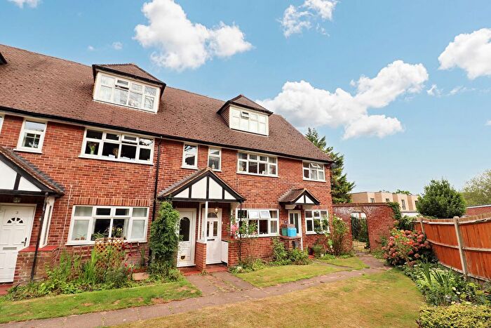 3 Bedroom Flat To Rent In Oak Hill Road, Surbiton, KT6
