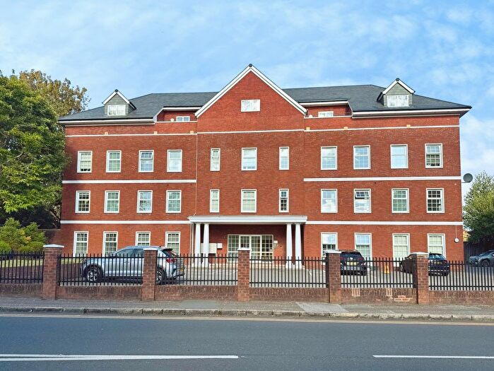 1 Bedroom Flat For Sale In Station Road, Loudwater, High Wycombe, HP10